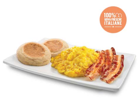 Uova strapazzate, bacon e pane Uova strapazzate, bacon e pane