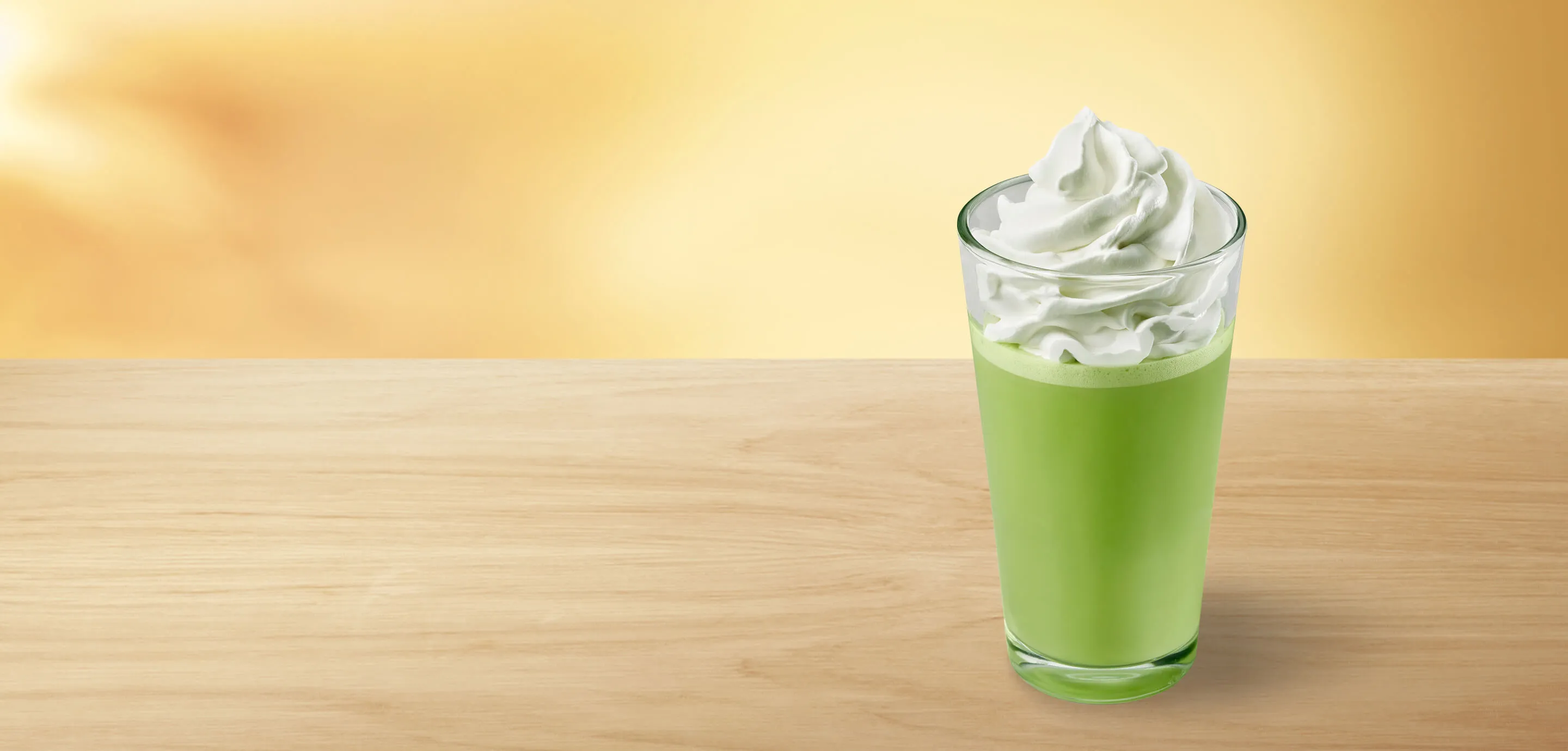 Hot Coconut Matcha latte con panna