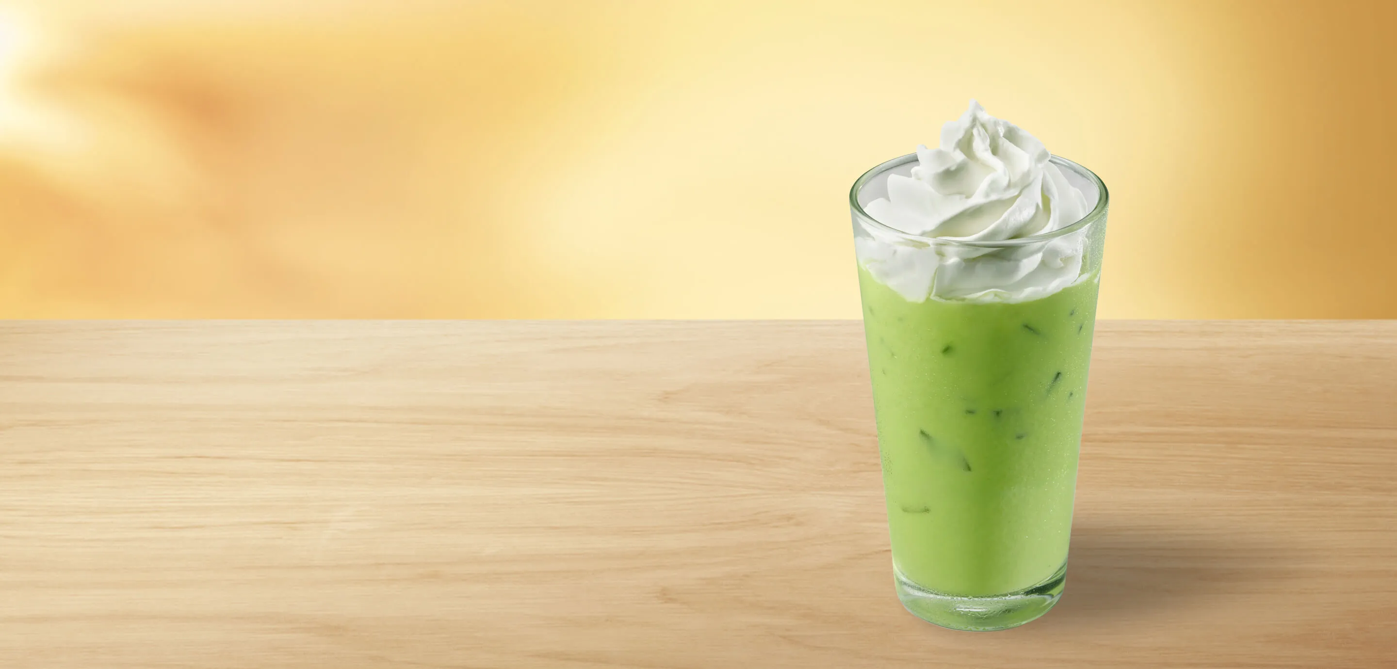 Iced Coconut Matcha latte con panna